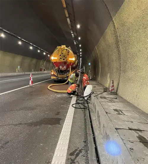 娄星隧道排水渠清淤